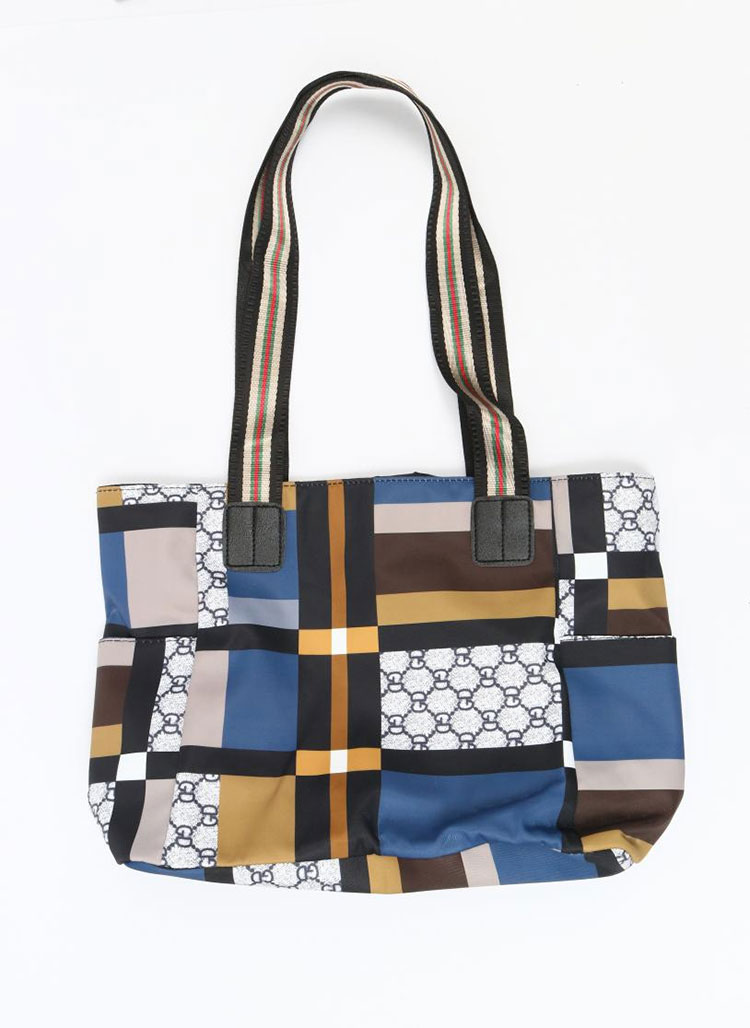 பயணத்தின் போது பெரிய தோள்பட்டை பைகளின் நடைமுறை